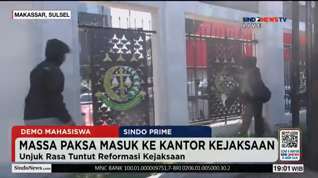 Gawat  16 Kasus Korupsi Disebut Mandek  Massa Kepung Kejati Sulsel   Sindo Prime   10 02
