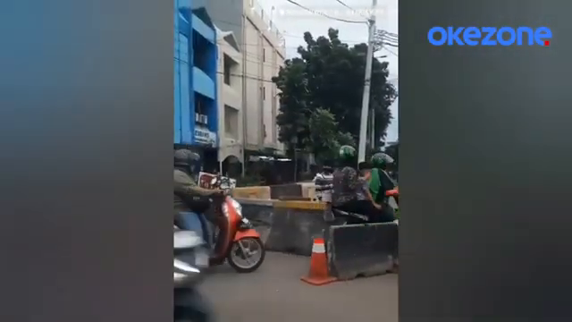 Viral  Jukir Liar Nekat Bongkar Beton Pembatas Jalan Dan Tagih Pungli Di Kawasan Kota Tua