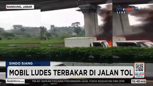 Api Melalap Mobil Di Sekitar Pintu Tol Cimahi   Sindo Siang   10 02