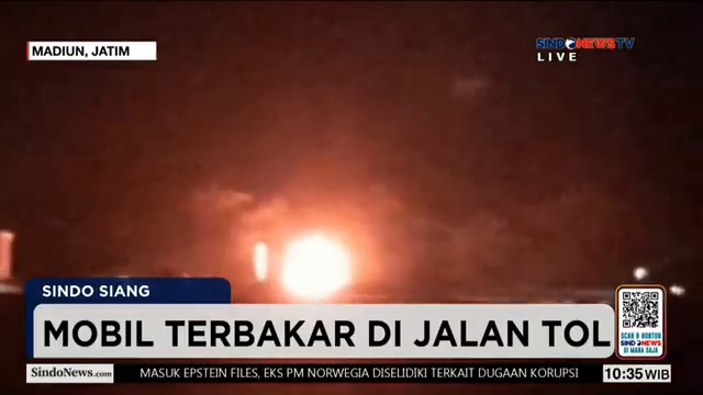 Mobil Hangus Terbakar Di Jalan Tol  Api Muncul Dari Kap Mobil   Cepat Membesar   Sindo Siang   09 02