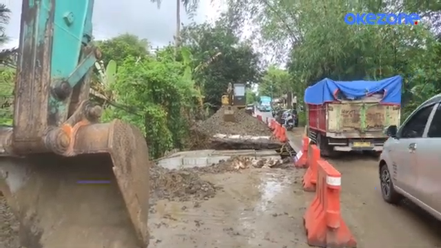 Mengerikan  Ruas Jalan Di Pandeglang Longsor Akibat Intensitas Hujan Yang Tinggi   Snapnews.